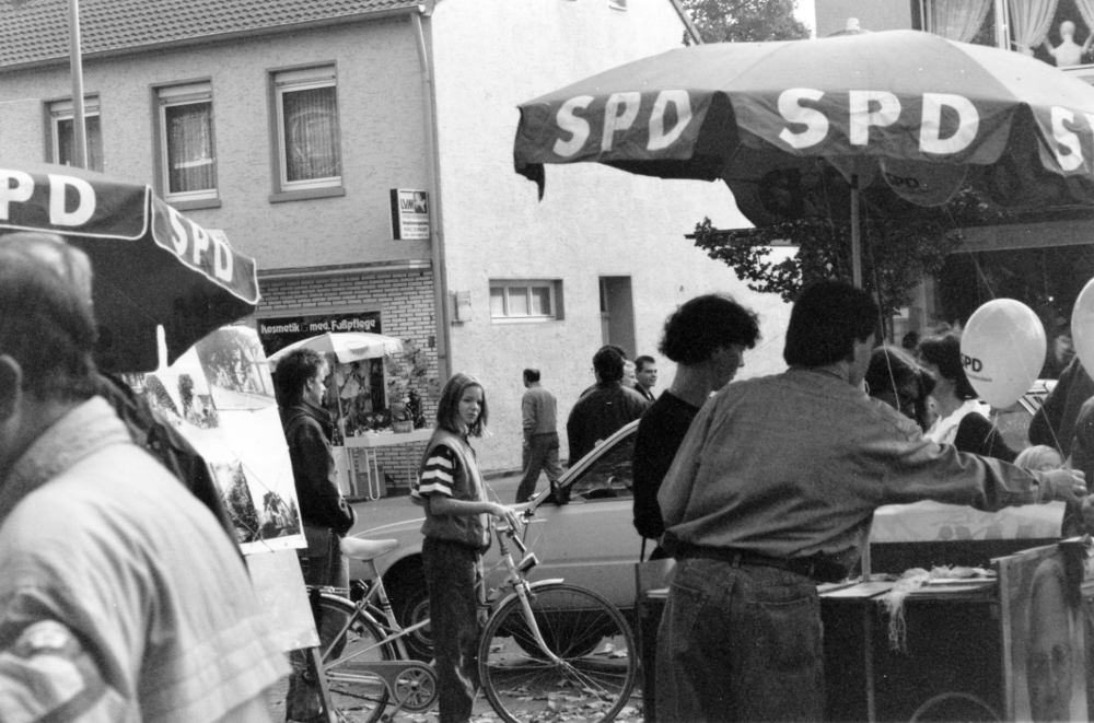 Der Umbau der Marktallee bleibt ein Thema: SPD-Informationsstand zur Umgestaltung der Marktallee (Mai 1990; Christina Holschermann, N.N.)