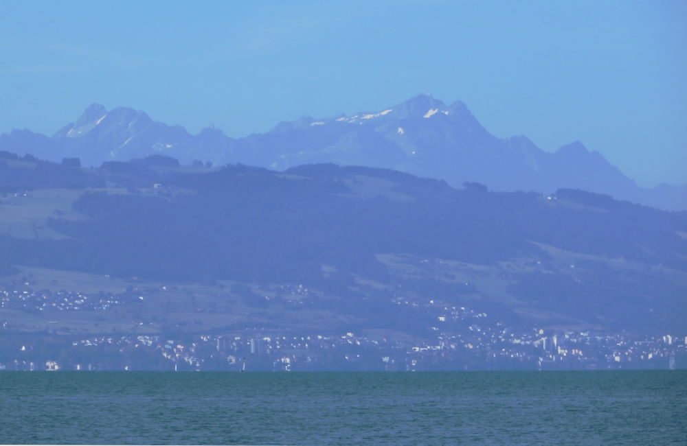 Kressbronn: Blick über den See zu den Schweizer Bergen (29.7.2018; Foto: Meyerbröker)