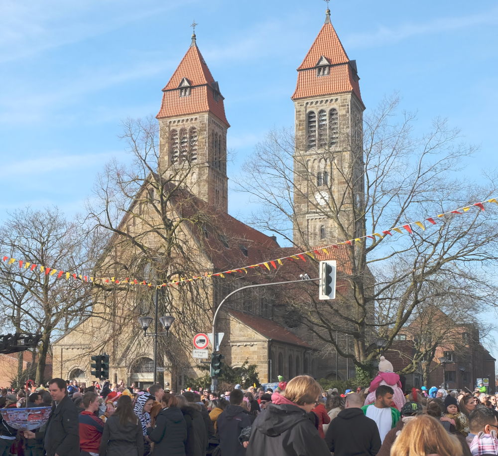 Karnevalsumzug 2019: Gedränge vor St. Clemens (23.2.2019; Foto: Klare)