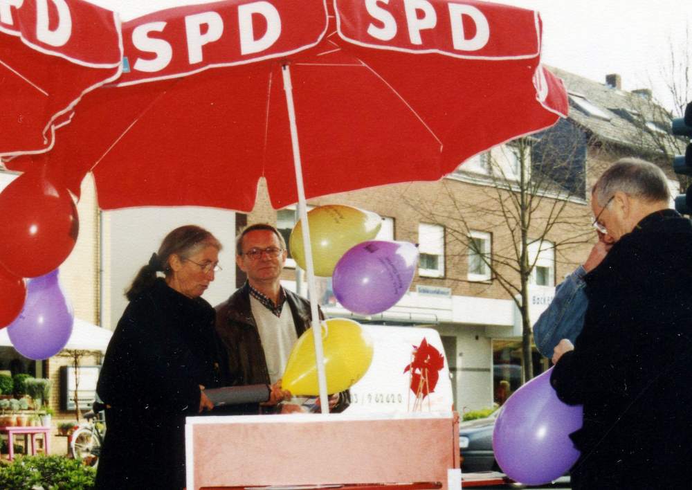 Landtagswahlkampf auf der Hiltruper Marktallee: (v.l.) Brigitte Ammermann, Dieter Langer, Heino Nessau (April 2000; Foto: Klare)