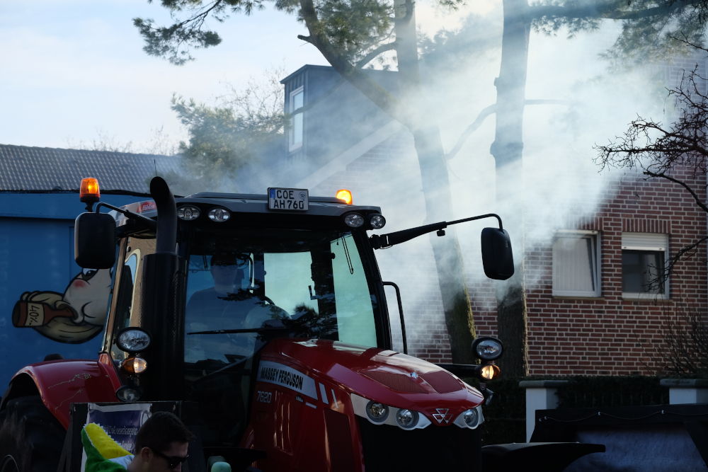 Karnevalsumzug 2019: Hightech-Traktoren und archaischer Dampf (23.2.2019; Foto: Klare)