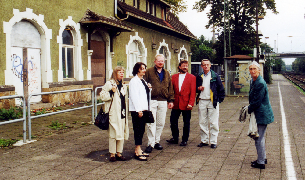 Hiltruper Bahnhof: Ortstermin der SPD-BV-Fraktion, v.l. Sabine Schneider, Ute Summ, Hermann Geusendam-Wode, Ralf Hubert, Dieter Langer, Brigitte Ammermann (Sept. 2000; Foto: Klare)