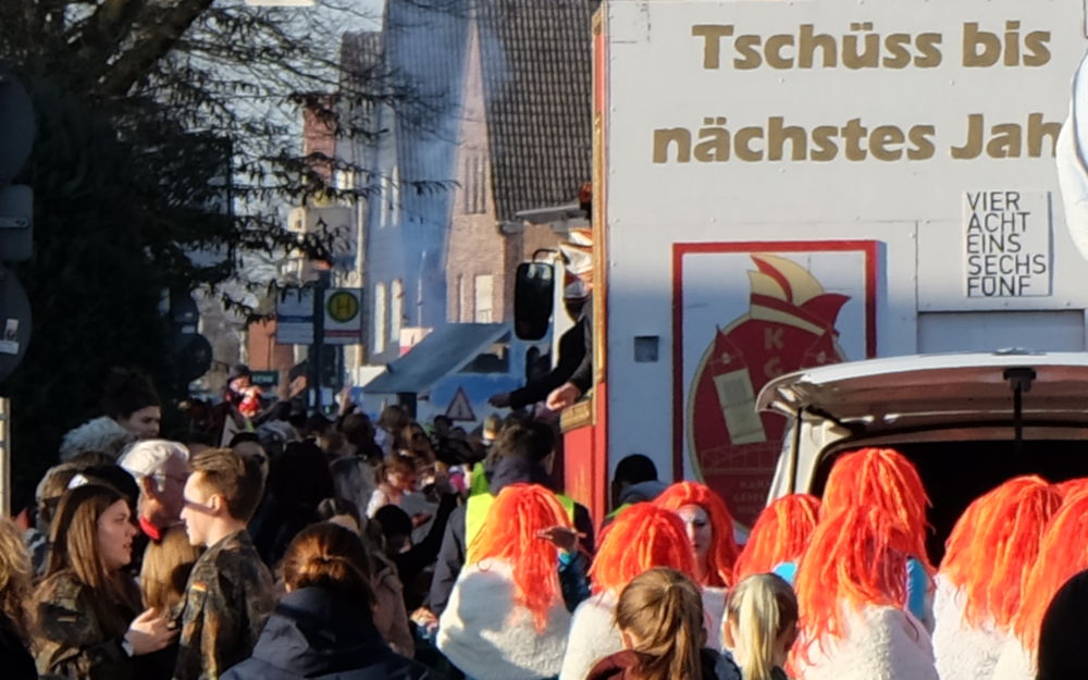 Karnevalsumzug 2019: Tschüss bis nächstes Jahr (23.2.2019; Foto: Klare)