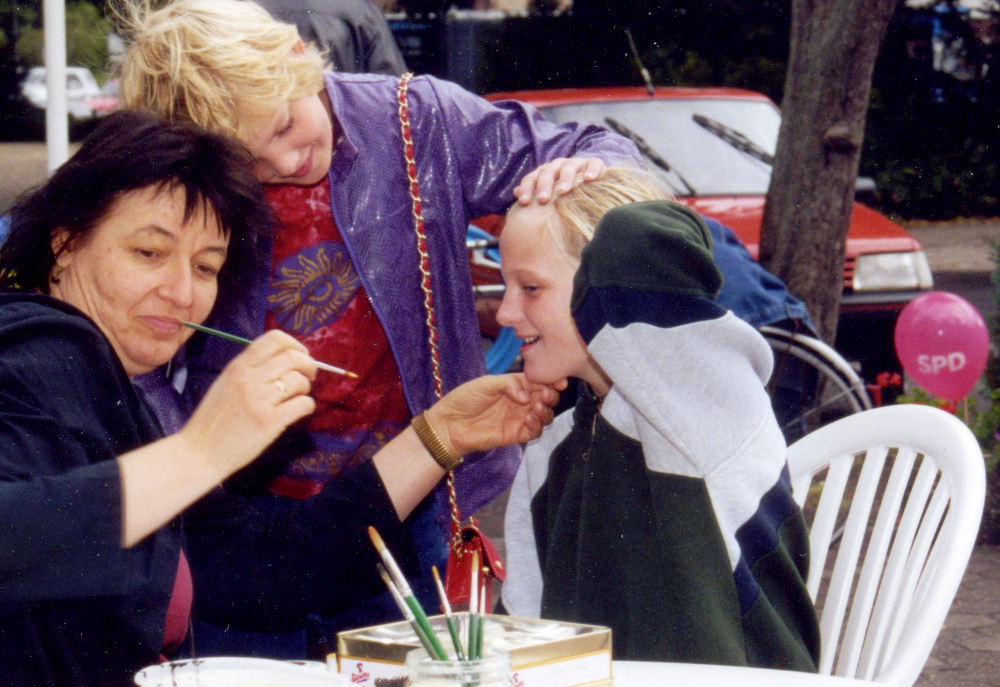 SPD-Sommerfest an der Marktallee / Haus Bröcker: Sigrid Liebe schminkt die Kinder (8.9.2001)