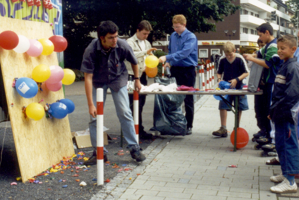 Sommerfest der SPD Hiltrup an der Marktallee / Haus Bröcker mit Pfeilwerfen für Kinder  (7.9.2002)