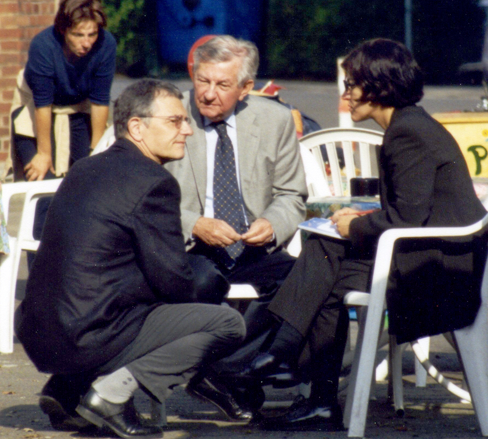 Sommerfest der SPD Hiltrup an der Marktallee / Haus Bröcker mit Christoph Strässer (knieend) und Bürgermeister Fritz Krüger (7.9.2002)