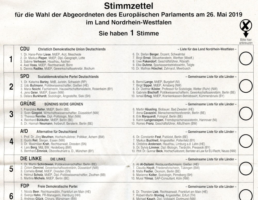 Die Qual der Europa-Wahl: Der Stimmzettel, geschätzt 1 Meter lang (3.5.2019; Foto: Klare)