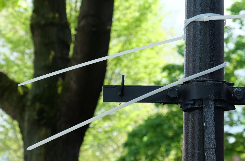 Kabelbinder am Laternenpfahl: Auch hier hing einmal ein Plakat (4.5.2019; Foto: Klare)