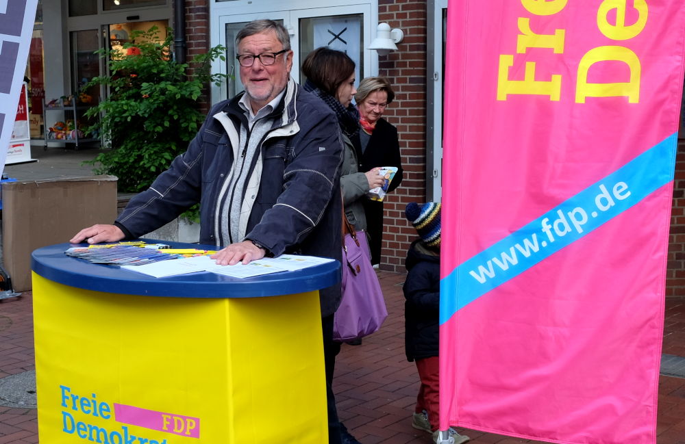 Ulrich Eckervogt hält die Fahne am Stand der FDP hoch (4.5.2019; Foto: Klare)