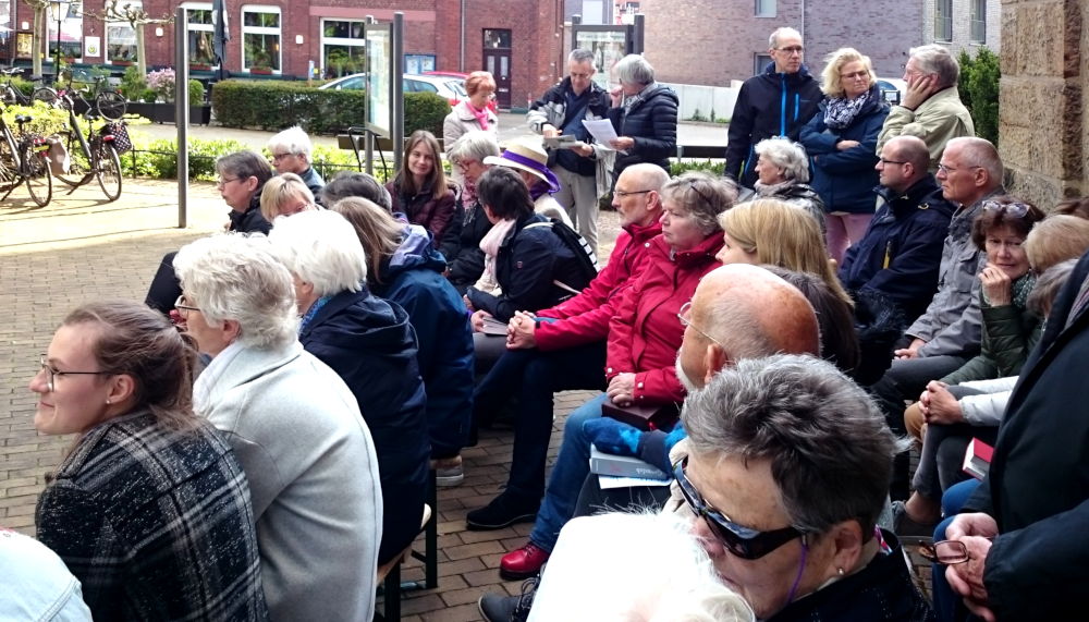 Teilnehmer des Wortgottesdienstes vor St. Clemens in Hiltrup (11.5.2019; Foto: Klare)