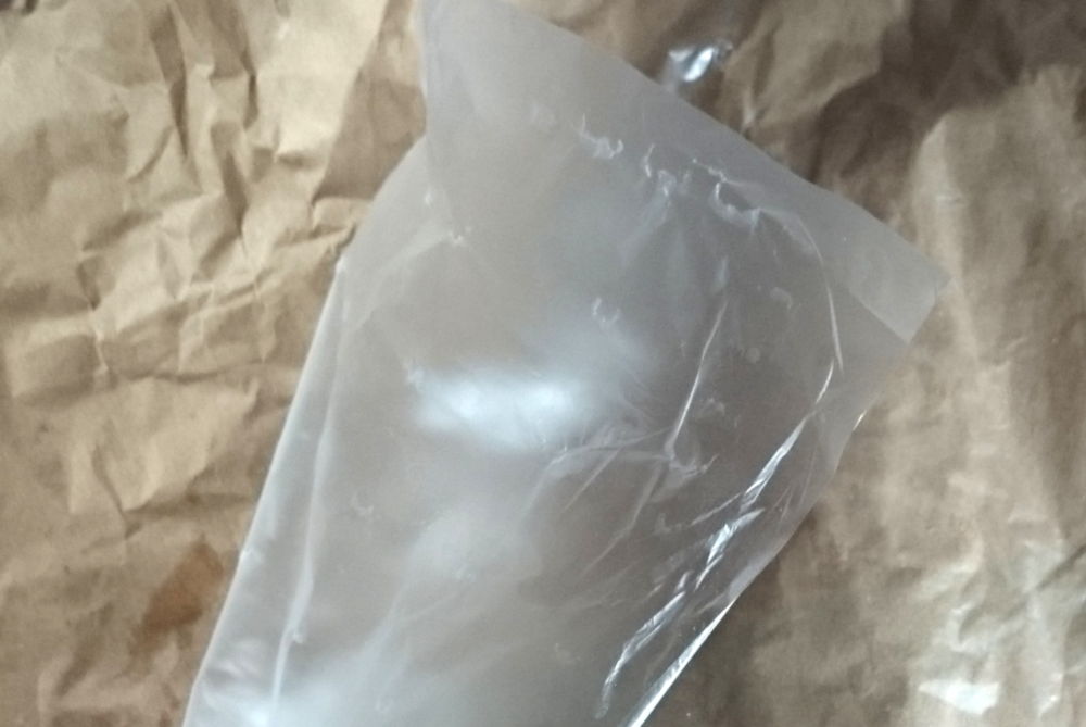 Innen ist das Wurstpapier zusätzlich mit einer Plastikfolie verklebt (26.5.2019; Foto: Klare)