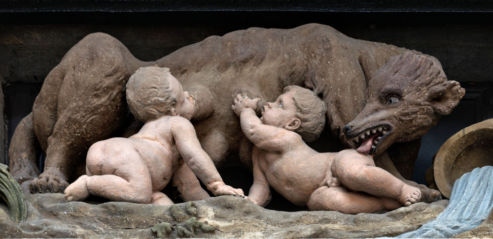 Wölfliche Kinderpflege: Romulus und Remus (Maison de la Louve in Brüssel, Fotografie: Trougnouf, bearbeitet; Creative-Commons-Lizenz https://creativecommons.org/licenses/by/4.0/deed.de)