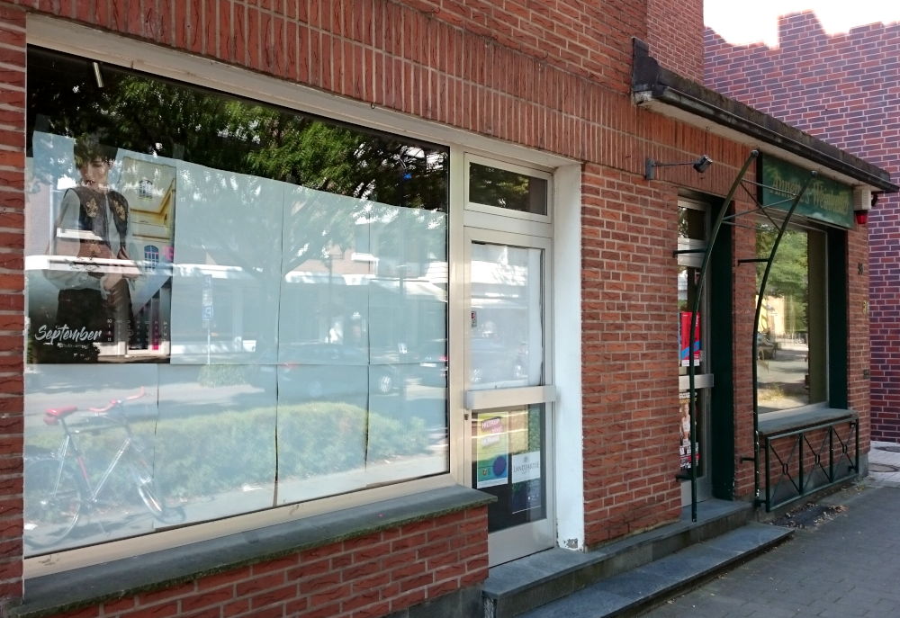Das Schild "Salon Heßling" ist schon abmontiert, nebenan ist das Schild "Annette's Weinkeller" auch nur noch Fassade (26.6.2019; Foto: Klare)