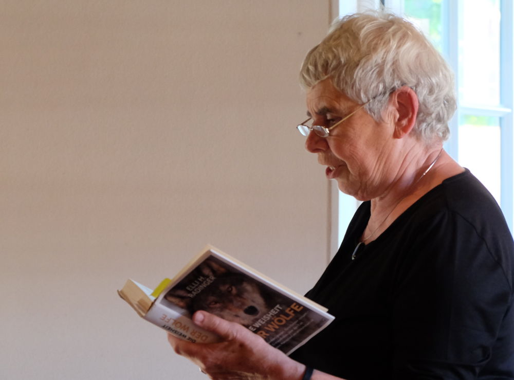 Heide Kraft mit einem Text der Fachjournalistin Elli H. Radinger (28.6.2019; Foto: Klare)