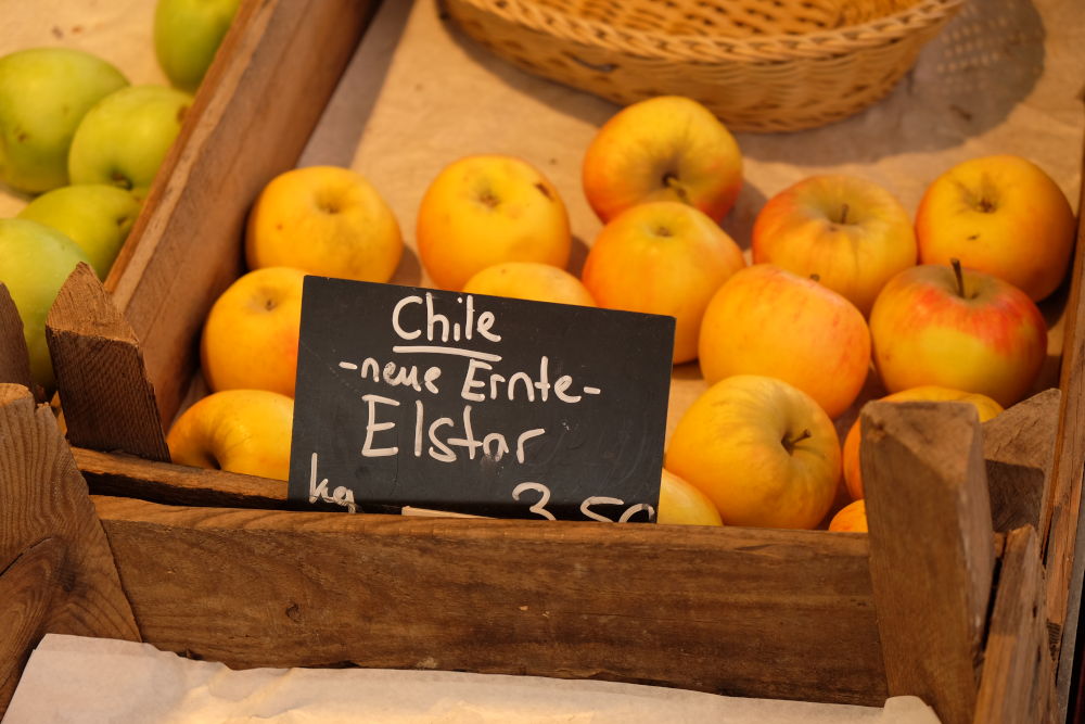 "Neue Ernte" mit alten Äpfeln auf dem Hiltruper Markt (19.7.2019; Foto: Klare)