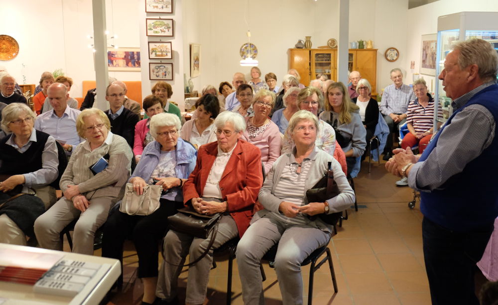 Museumschef Hans Muschinski begrüßt das zahlreiche Publikum (6.9.2019; Foto: Klare)