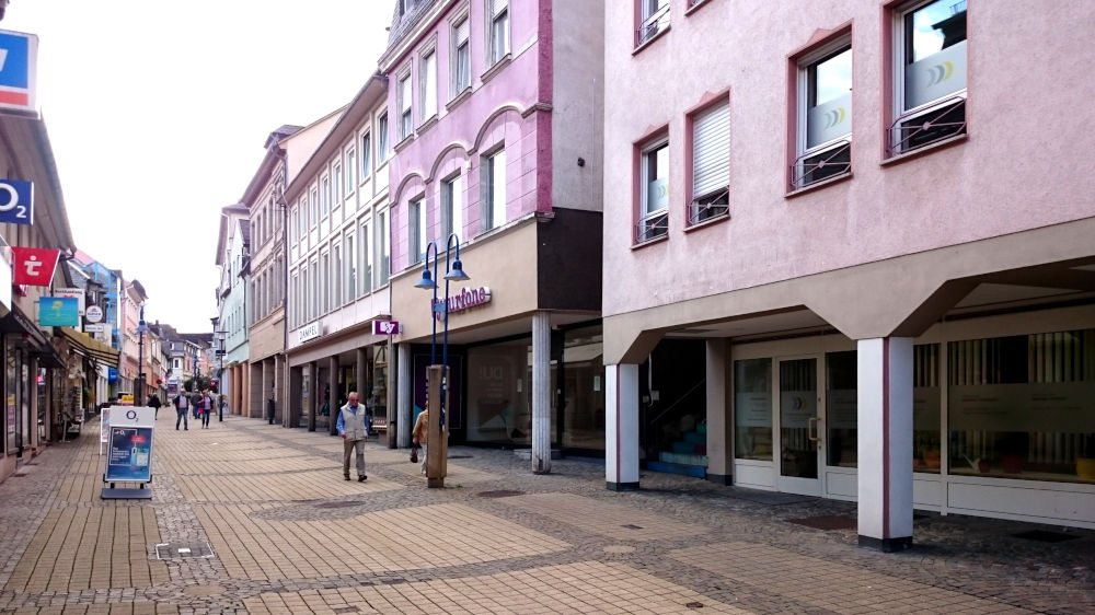 Obersteins Hauptstraße: Ausgeweidete Häuser, ödes Betonpflaster (10.9.2019; Foto: Klare)