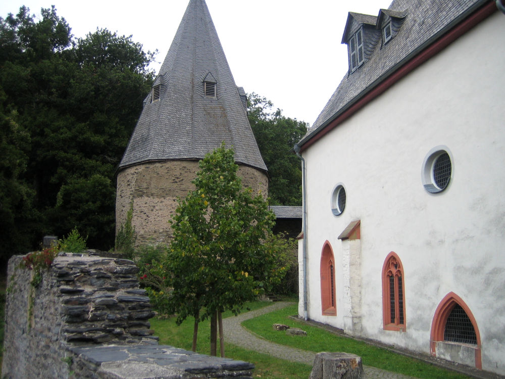 “Glockenturm“ und Kirche (Herrstein, 11.9.2019; Foto: Klare)