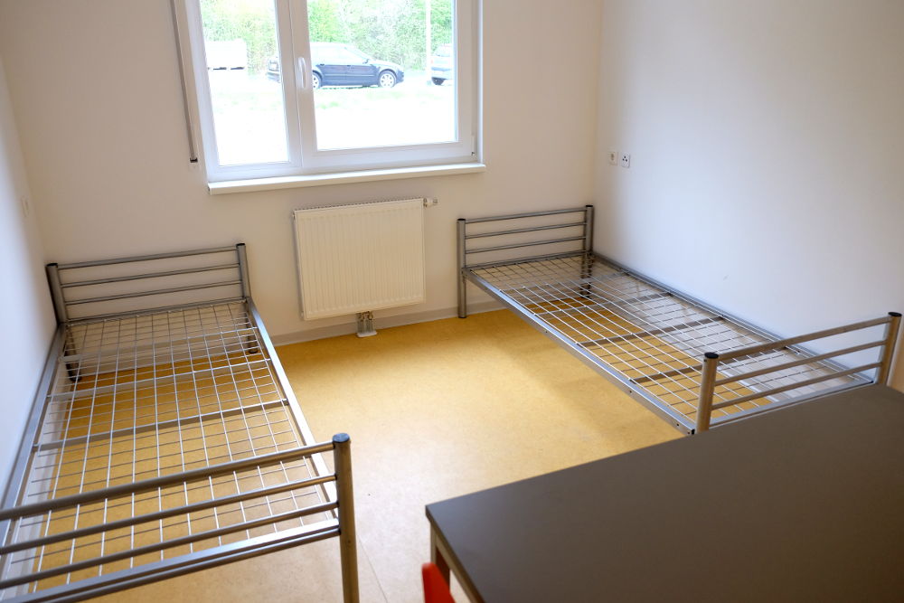 Apartment in der neuen Flüchtlingsunterkunft am Vennheideweg: Elternzimmer mit Tisch, Stühlen und zwei Metallbetten (5.4.2017; Foto: Klare)