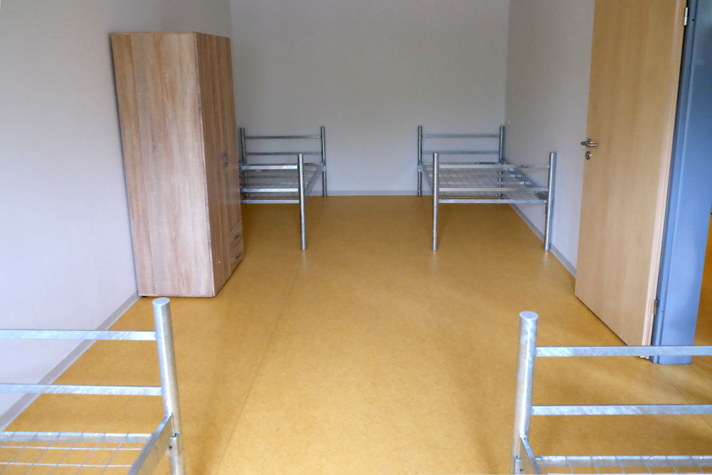 Apartment in der neuen Flüchtlingsunterkunft am Vennheideweg: Kinderzimmer mit ein bis vier Metallbetten und Schrank (5.4.2017; Foto: Klare)