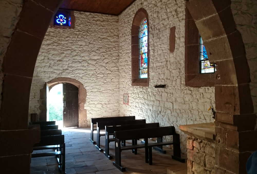Bunte Fenster in der Haute Chapelle (St. Quirin, 17.9.2019; Foto: Klare)