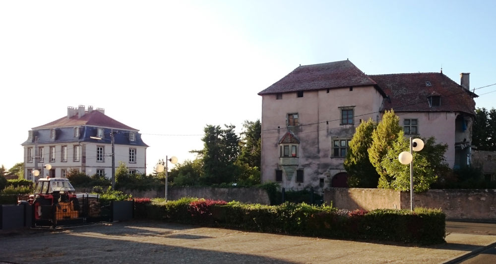 Altes (l.) und ganz altes Schloss in Réchicourt-le-Château (17.9.2019; Foto: Klare)