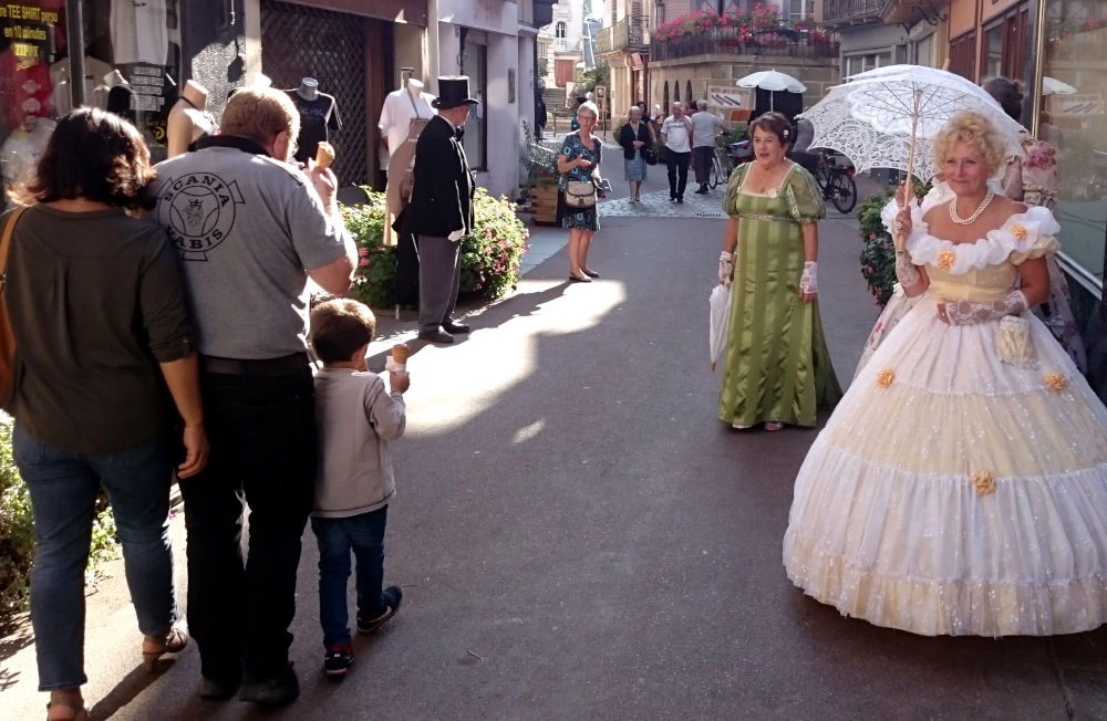 Touristenspektakel in der Rue Liétard (Plombières-les-Bains, 21.9.2019; Foto: Klare)