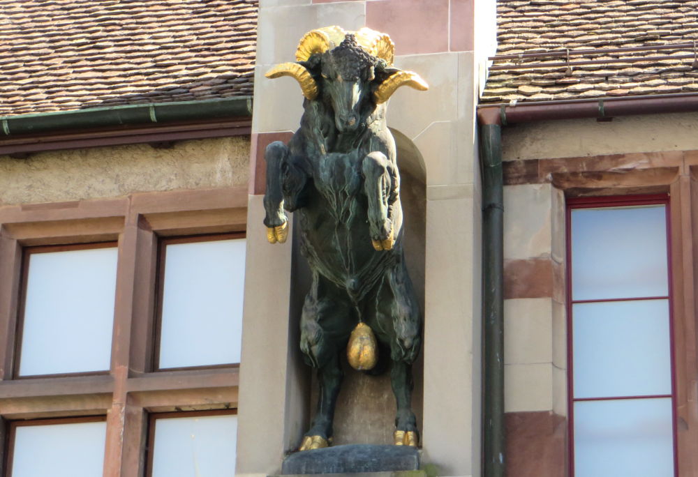 Schafbock-Statue am Museum zu Allerheiligen (Schaffhausen, 4.7.2019; Foto: Meyerbröker)