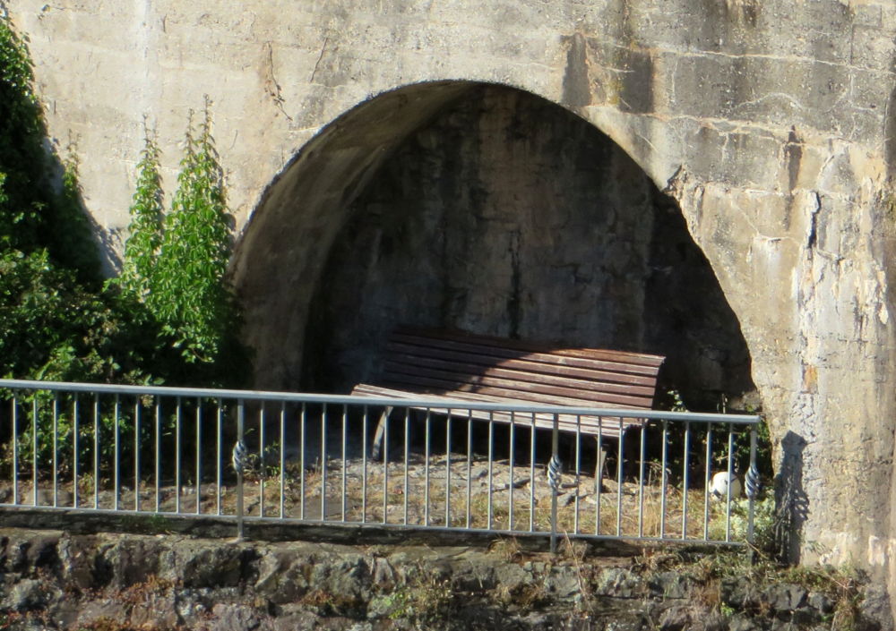 Ein Platz unter der Brücke (Laufenburg, 5.7.2019; Foto: Meyerbröker)