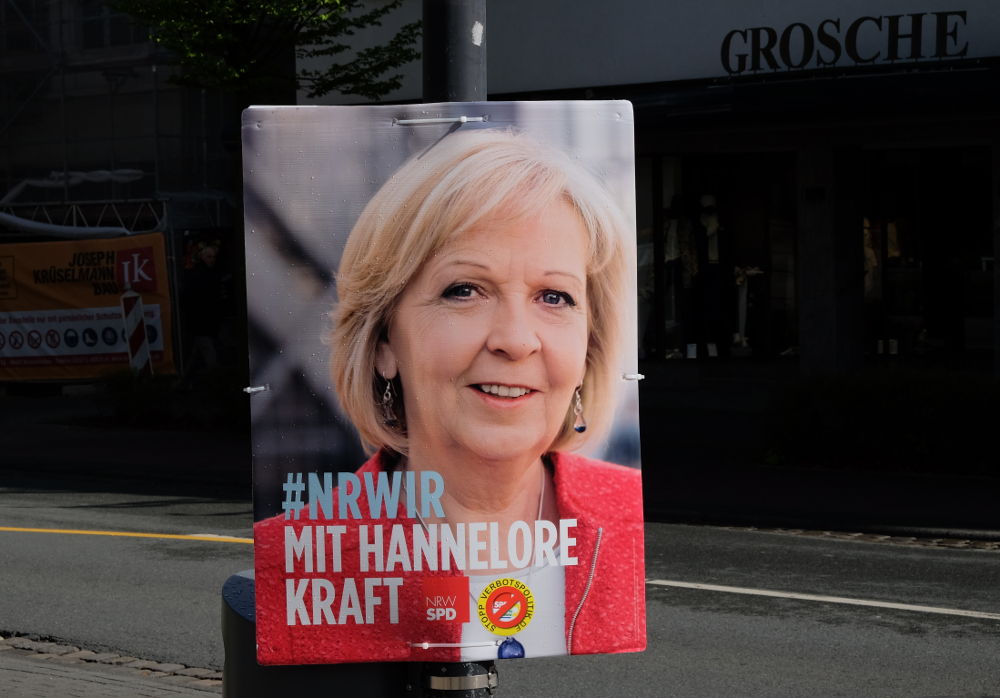 Der Plakat-Klassiker: bekannte Politikerin signalisiert Empathie und Energie (mit Fremdaufkleber, 17.4.2017; Foto: Klare)