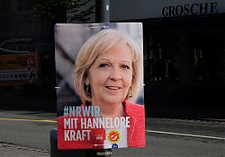 Der Plakat-Klassiker: bekannte Politikerin signalisiert Empathie und Energie (mit Fremdaufkleber, 17.4.2017; Foto: Klare)