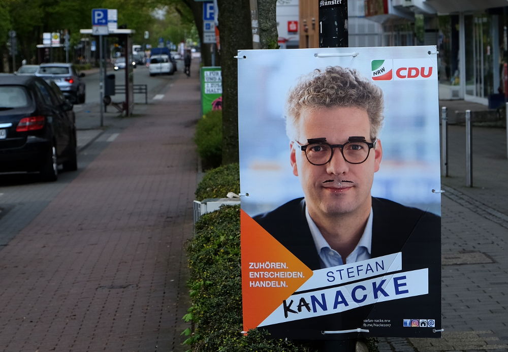 Beschmiertes CDU-Plakat: Wahlkreiskandidat Stefan Nacke (17.4.2017; Foto: Klare)