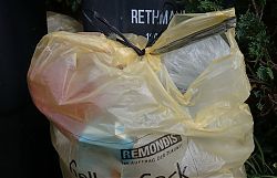 Gelber Sack von Remondis: so dünn, dass schnell der Rand abreißt (17.4.2017; Foto: Klare)