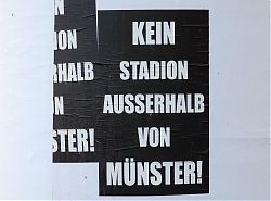 Wildes Plakatieren an der Hiltruper Marktallee gegen Planungen eines neuen Preußen-Stadions außerhalb von Münster (17.4.2017; Foto: Klare)