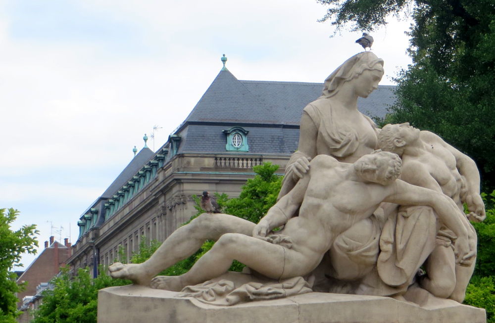 Place de la République: Kriegerdenkmal (12.7.2019; Foto: Meyerbröker)