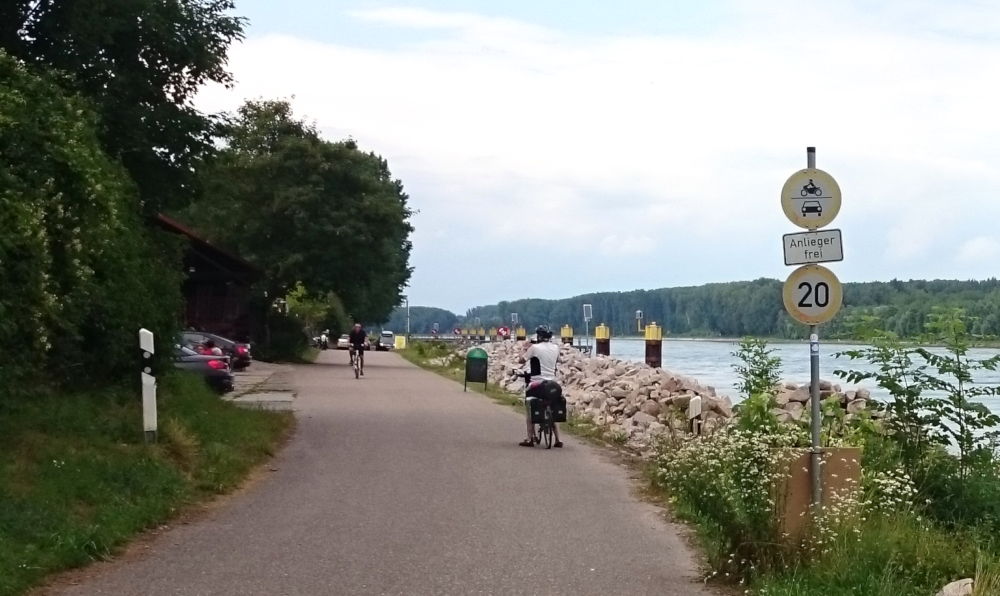 Am Sondernheimer Ziegeleimuseum (13.7.2019; Foto: Klare)