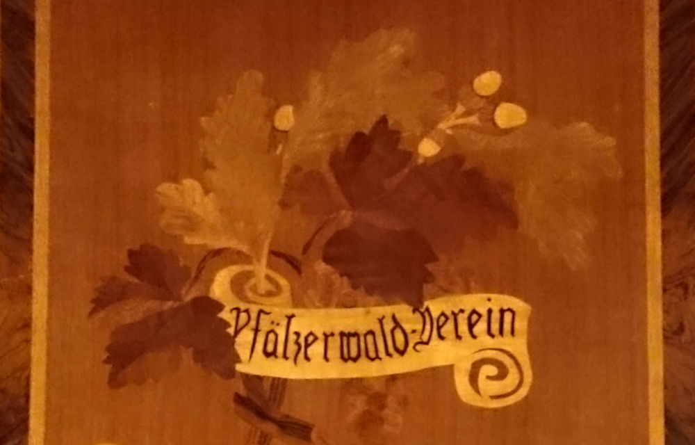 Wappen des Pfälzerwald-Vereins (Germersheim, 13.7.2019; Foto: Klare)