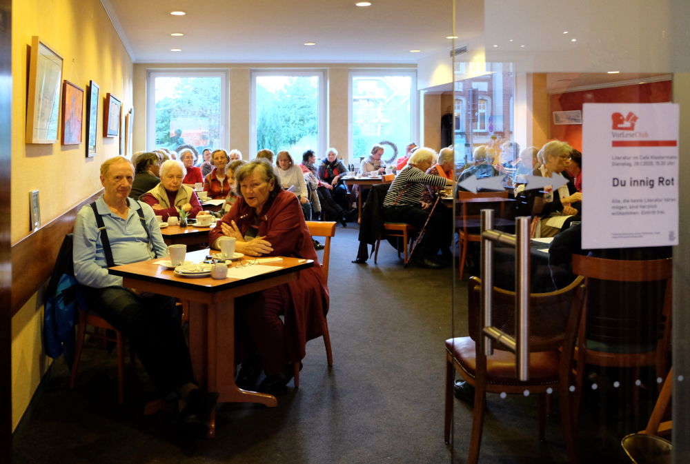 Schon frühzeitig waren die Plätze besetzt: VorLeseClub Hiltrup im Café Klostermann (28.1.2020; Foto: Klare)