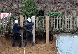 Das Nachbargrundstück rutscht in die Baugrube: Mangelhafte Sicherung der Baugrube Am Klosterwald 9 (14.2.2020; Foto: Klare)