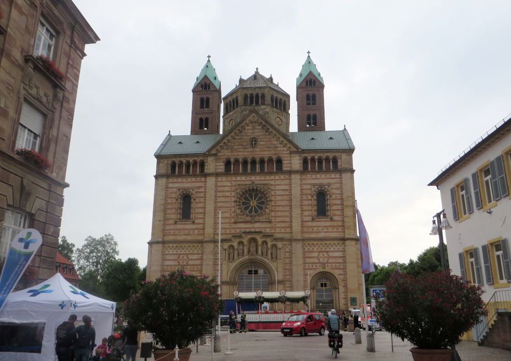 Die monumentale Westfassade des Speyerer Doms (14.7.2019; Foto: Meyerbröker)