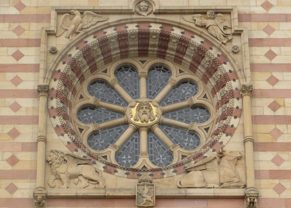 Rosette im Westgiebel des Doms (Speyer, 14.7.2019; Foto: Meyerbröker)