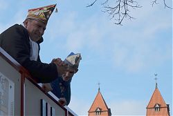 Wer hat die schönste Mütze: St. Clemens oder die Narren? (15.2.2020; Foto: Klare)