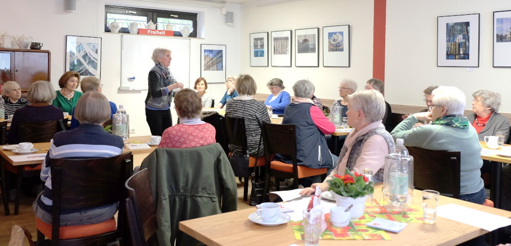 Marlene Benter-Camen begüßt den VorLeseClub im AWO-Treff Wolbeck (5.3.2020; Foto: Klare)