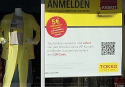 Auch Takko ist geschlossen und wirbt für seinen Online-Shop (25.3.2020; Foto: Klare)