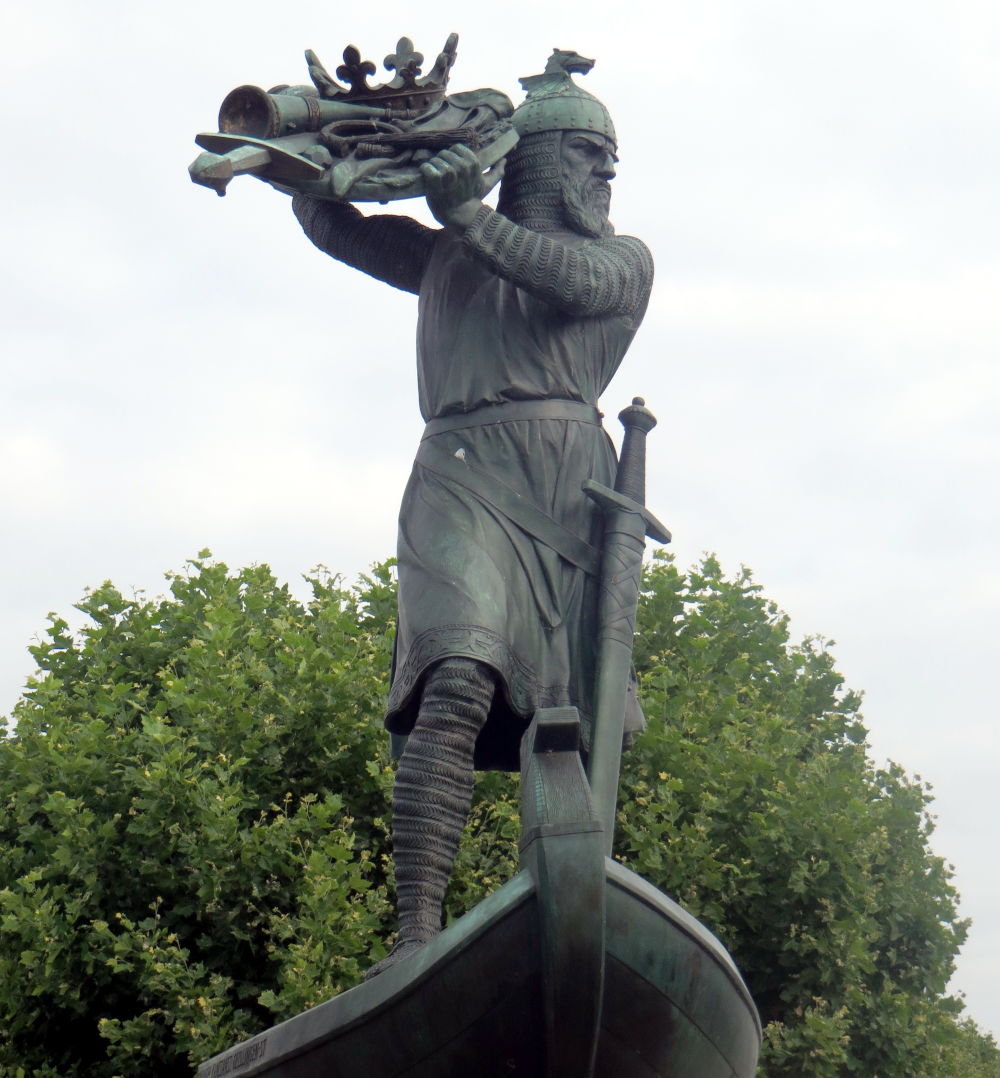 Das Hagendenkmal am Rhein in Worms: Hagen versenkt den Schatz der Nibelungen im Rhein (15.7.2019; Foto: Meyerbröker)