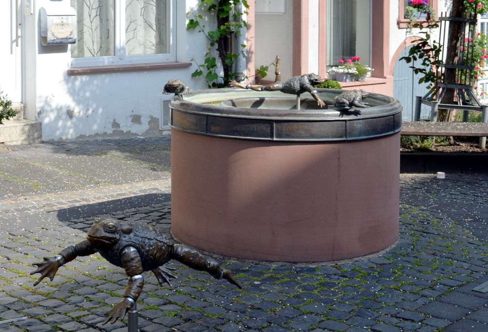 Oppenheim, Mainzer Straße: Der Krötenbrunnen (Foto: Karsten Ratzke / wikimedia)