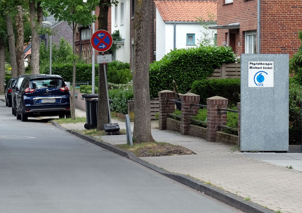 Physiotherapie-Praxis an der Max-Winkelmann-Straße: Parkverbot für Gehbehinderte? (29.6.2020; Foto: Klare)