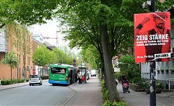 Rabiates Wahlplakat der Linken an der Hiltruper Marktallee: drohende Faust gegen die Sparkasse gegenüber (3.5.2017; Foto: Klare)