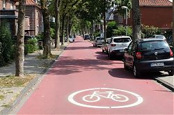 Die Max-Winkelmann-Straße: Rote Farbe und viele Fragen (13.8.2020; Foto: Klare)