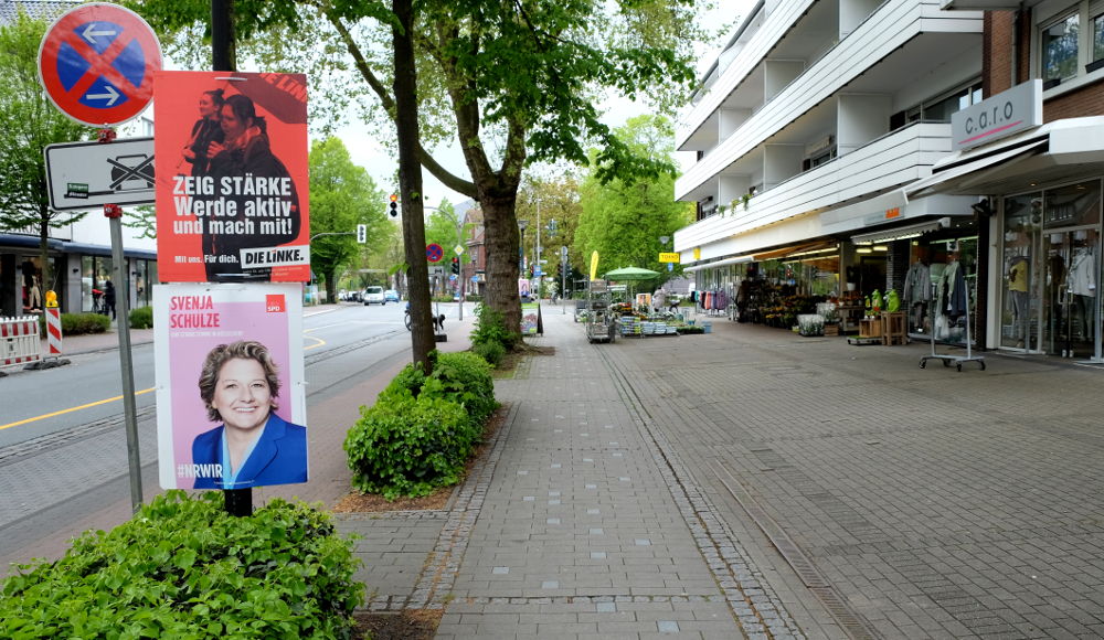 Wahlplakate an der Hiltruper Marktallee: SPD-Plakat heruntergeschoben, Linke-Plakat drüber gehängt (3.5.2017; Foto: Klare)